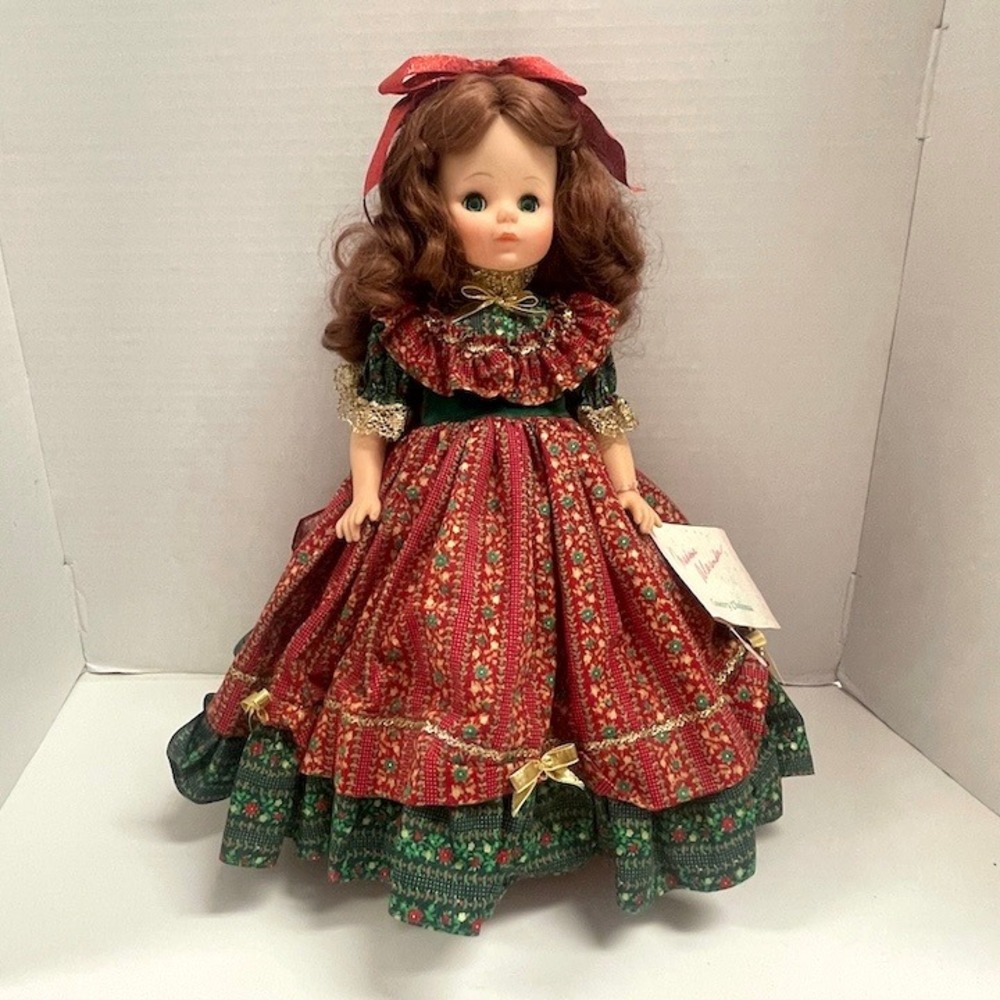 Madame Alexander Country Christmas Doll Auburn Hair Green Sleep Eyes with Stand